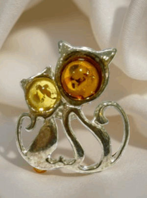 Boucles d'Oreilles Chat Argent 925 & Ambre Baltique - Élégance Féline Découvrez nos charmantes boucles d'oreilles en forme de chat (1.2x1.2cm), en Argent 925 et authentique Ambre Baltique de Pologne. Un bijou unique alliant finesse, bien-être et symbolisme félin. Idéal pour les amoureux des chats et de la lithothérapie.