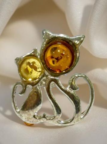 Boucles d'Oreilles Chat Argent 925 & Ambre Baltique - Élégance Féline Découvrez nos charmantes boucles d'oreilles en forme de chat (1.2x1.2cm), en Argent 925 et authentique Ambre Baltique de Pologne. Un bijou unique alliant finesse, bien-être et symbolisme félin. Idéal pour les amoureux des chats et de la lithothérapie.