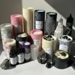 Plongez dans l'univers mystique de nos bougies rituelles, conçues pour accompagner vos pratiques méditatives, vos intentions et vos cérémonies. Chaque bougie est une alliée puissante, chargée de symbolisme et d'énergie, prête à illuminer votre chemin et à amplifier vos désirs.