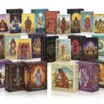 Une Diversité de Mondes à Découvrir Nous avons sélectionné pour vous une large gamme de jeux de tarot, chacun avec son propre style artistique, sa symbolique unique et son énergie particulière. Tarots Traditionnels : Retrouvez les classiques intemporels comme le Tarot de Marseille (dont la version Grimaud authentique), le Rider-Waite, et d'autres jeux emblématiques, qui ont traversé les âges pour offrir leur sagesse. Parfaits pour ceux qui apprécient les fondations et la profondeur historique de la cartomancie. Tarots Modernes et Thématiques : Explorez des créations contemporaines, aux illustrations variées et aux thèmes inspirants (nature, contes, mythologies, fantaisie, art, etc.). Ces jeux offrent de nouvelles perspectives et une connexion souvent plus intuitive et visuelle, adaptés à chacun.