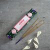 Encens "Jasmine" doux et floral. Favorise la relaxation, le sommeil et l'amour de soi. Parfait pour méditer.
