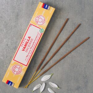 Encens "Vanille" aux notes sucrées. Idéal pour le calme et la sérénité. Crée une ambiance chaleureuse et réconfortante.
