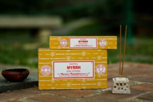 Encens "Myrrh" ancien. Senteur balsamique. Idéal pour la purification, l'ancrage et les rituels de protection spirituelle.